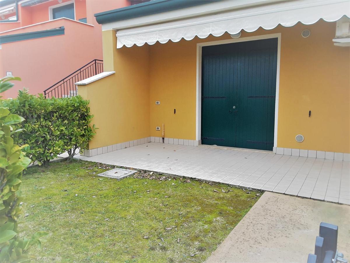 Iris 20 In Posizione Strategica, Indipendente, All'Interno Del Villaggio Dei Fiori Caorle Exterior photo